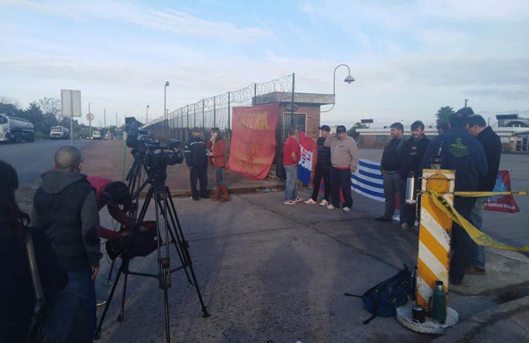 Sindicato de transportistas se declaró en conflicto y bloqueó entrada de camiones a la Planta “La Tablada” de ANCAP