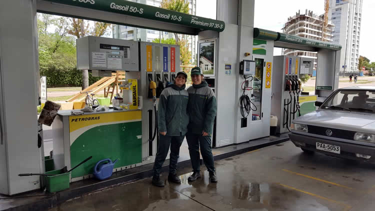 22 mujeres son la cara visible de Petrobras en la avenida Roosevelt del departamento de Maldonado