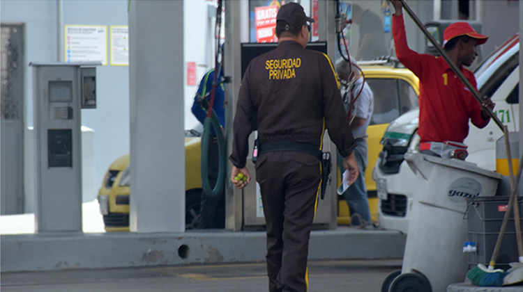 Una Estación de Servicio paga por un guardia de seguridad privada, casi dos mil dólares mensuales en promedio