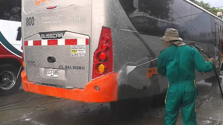 Lanzan servicio de “autolavado” con ficha para ómnibus y camiones en EE.SS.