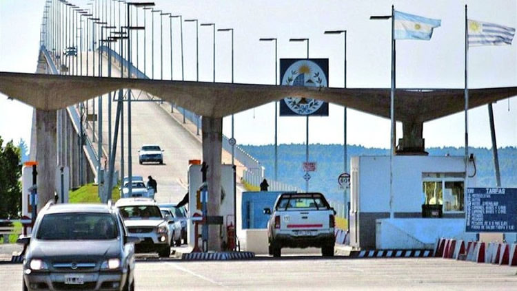 Turistas argentinos: Llenar el tanque puede costar casi 100 dólares