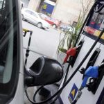 La caída del petróleo puso un compás de espera a la suba de los combustibles