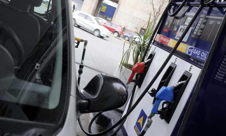 La caída del petróleo puso un compás de espera a la suba de los combustibles