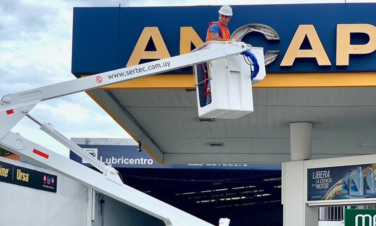SERTEC incorporó moderno “hidroelevador” para tareas de altura en Estaciones de Servicio