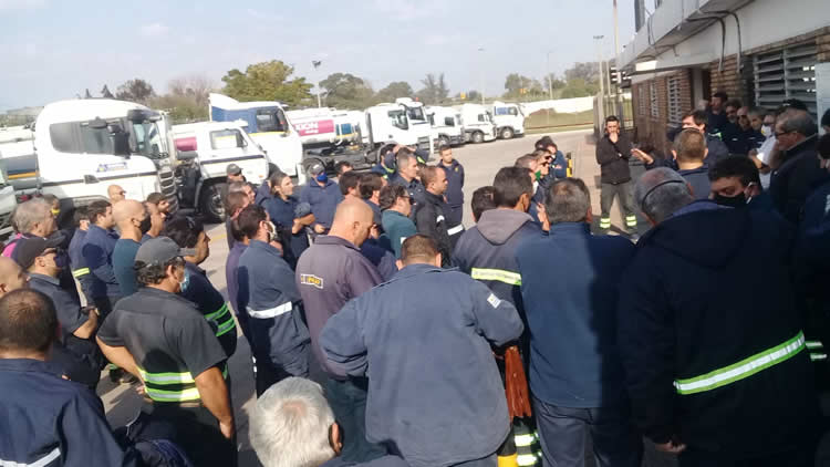 Transportistas denuncian hasta 4 horas de espera para cargar combustible en planta La Tablada