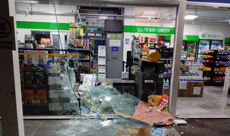 Delincuentes destrozaron estación ANCAP de Las Piedras sin poder llevarse el botín: la Smart Cash de PROSEGUR