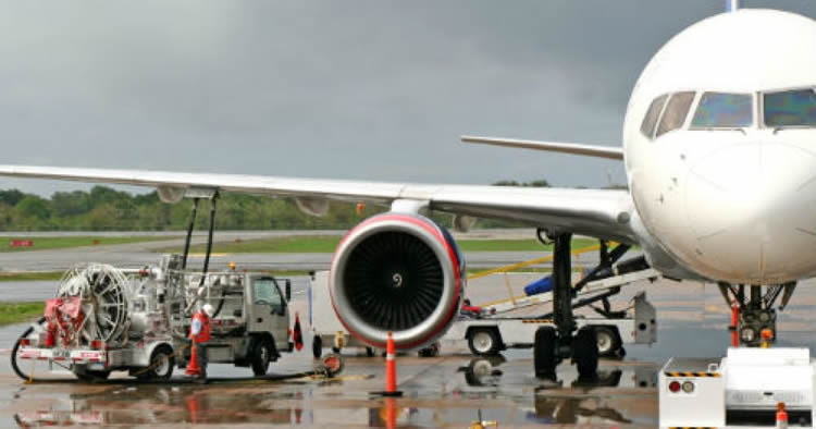 Con votos de senadores de la coalición, se aprobó la desmonopolización de combustibles en aeropuertos