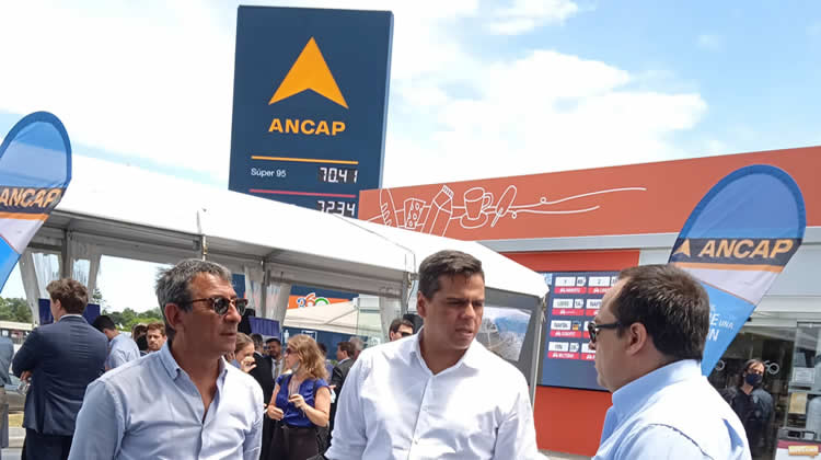 Estación ANCAP – Car One, presentó el primer “tótem” de precios digitales