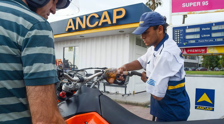 El barril de crudo por encima de los 80 dólares resulta una señal poco alentadora para mantener sin cambio el precio de los combustibles