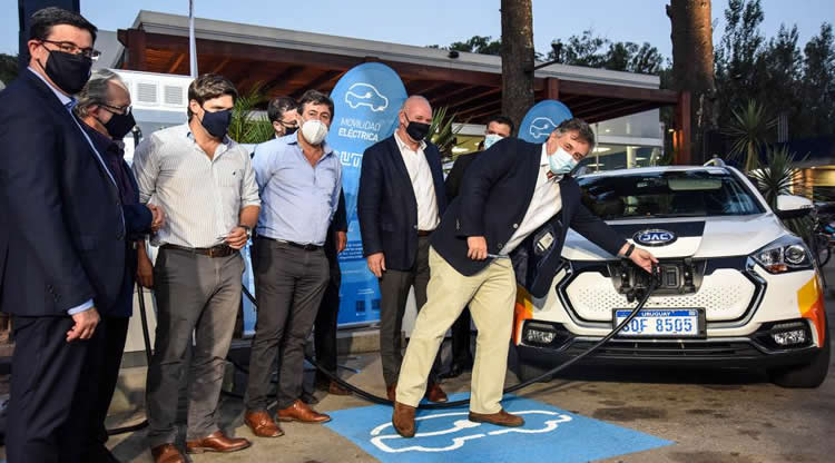 Ya se puede circular de Punta del Este a Montevideo en auto eléctrico a un costo promedio de 500 pesos