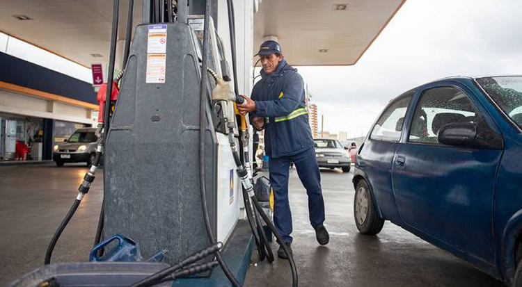 Ante la decisión del Gobierno de aumentar los combustibles, estacioneros reclaman recomponer el stock