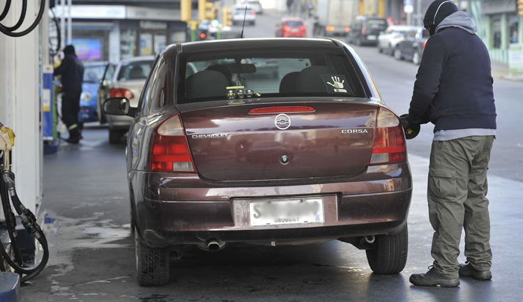 El desplome del barril de petróleo se reflejaría en una baja de los combustibles en setiembre