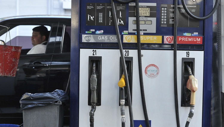 Si el Gobierno fijara hoy el costo del litro de Nafta Súper 95 para enero, ésta debería bajar mínimo 5 pesos