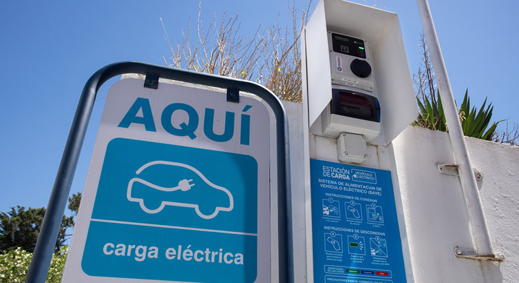 Desde ahora usuarios de autos eléctricos podrán pagar la carga con tarjetas en red de cargadores de UTE