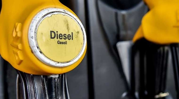 Gobierno espera definir hoy una baja en el gasoil, que podría impactar entre 5 y 7 pesos por litro