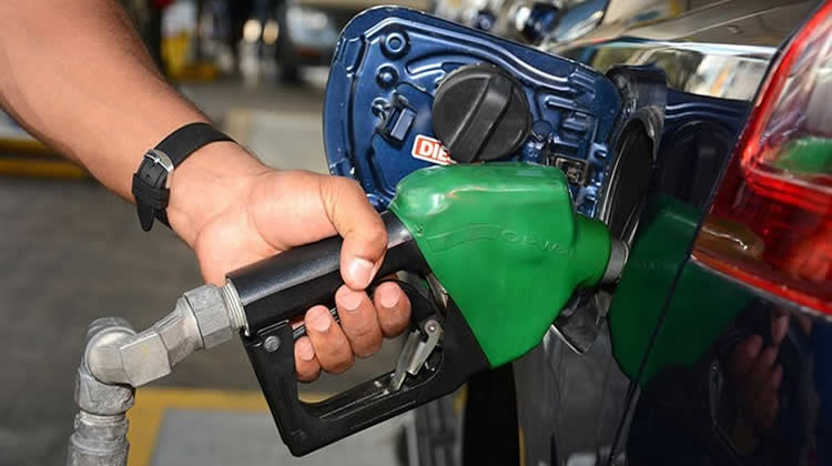 Presionado por la parada técnica de la planta La Teja, el gobierno definió nuevos precios de los combustibles