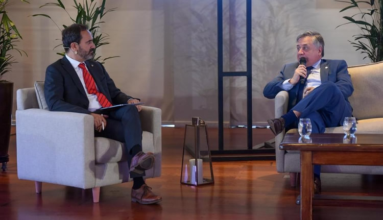 Afirman que el costo de un litro de gasolina verde es hoy el triple que el de la fósil