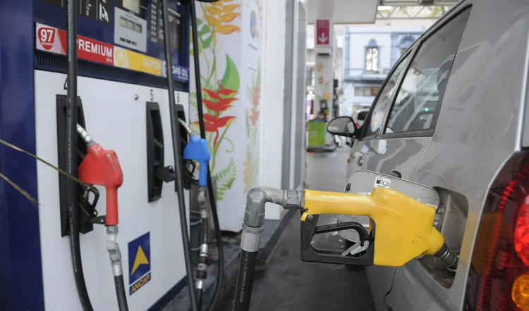 Escasa fluctuación del barril de crudo muestra que precios del combustible se mantendrían similares en noviembre
