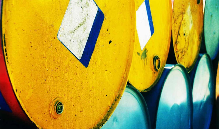 La caída abrupta del barril de petróleo podría provocar la baja del precio de los combustibles en diciembre