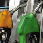 Bajan los precios de los combustibles acompañando la caída abrupta del petróleo en el mundo
