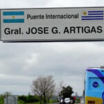 Alza del precio del combustible en Argentina achicó la brecha con ciudades del litoral uruguayo