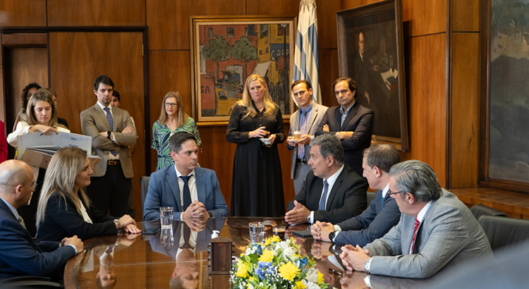 Cuatro compañías internacionales invertirán 200 millones de dólares en busca de petróleo uruguayo