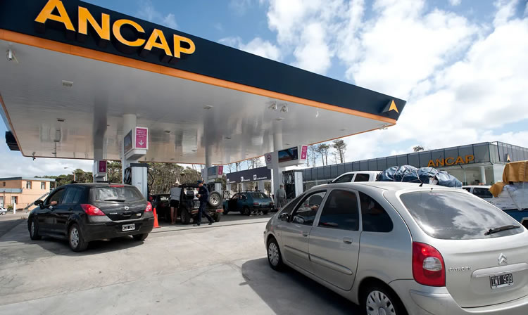 El precio de la nafta súper 95 se mantiene igual que en enero mientras que baja el del gas oil