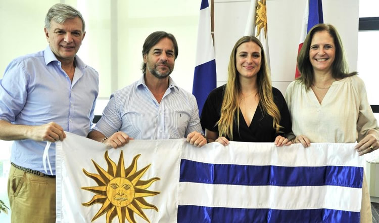 Piloto uruguaya Patricia Pita recibió el Pabellón Nacional de manos del Presidente Lacalle Pou