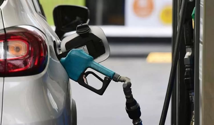 ¿Cuál es el promedio anual de ventas de combustibles por Estación de Servicio en Uruguay?