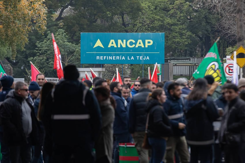 FANCAP se declaró en conflicto y recordó el apagado de la antorcha de La Teja durante la huelga general de 1971