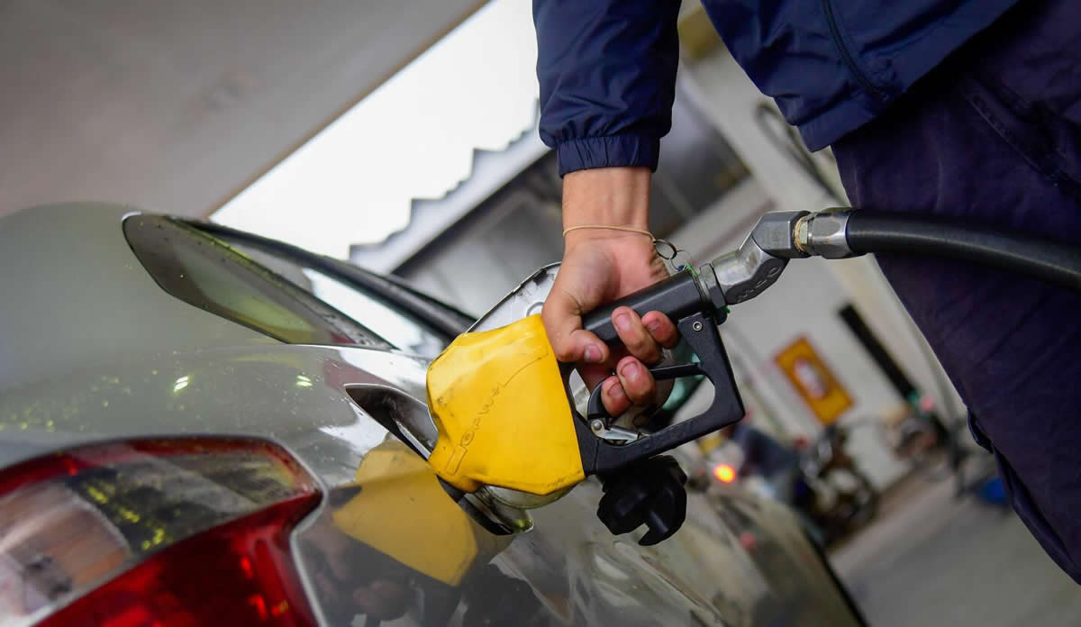 Nuevos precios de combustibles: la nafta Súper baja 0,23 pesos por litro y el gasoil 0,87 pesos; se mantiene el supergás