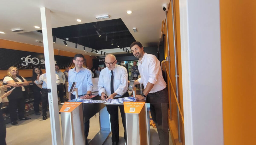 Sin cajas ni personal, DUCSA inaugura en la estación ANCAP de Car One la primera tienda física autónoma del Uruguay