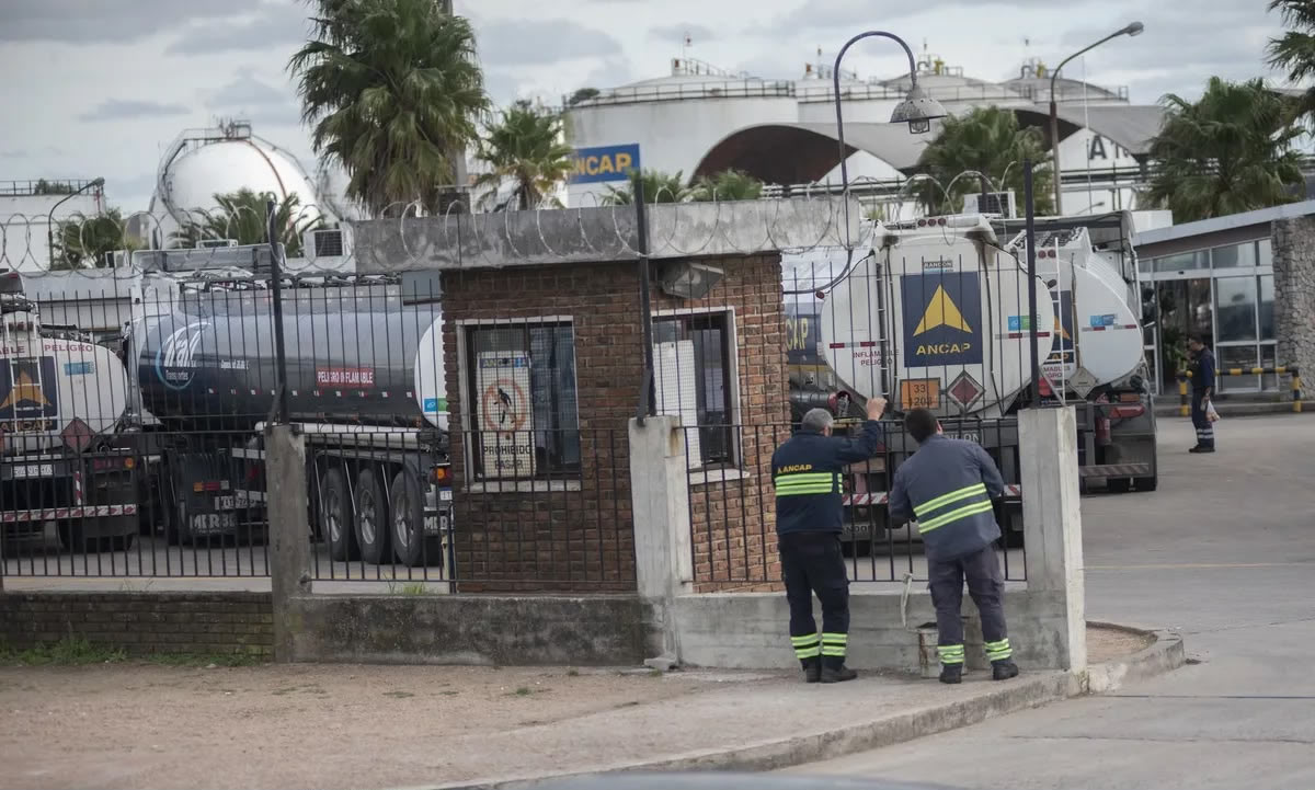 El paro en La Tablada ya recorta los despachos y las estaciones temen por el próximo feriado